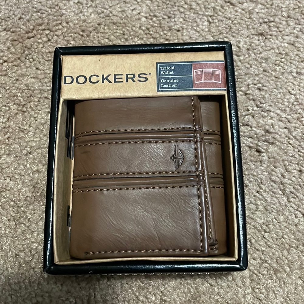 Dockers trifold wallet. Nwt. Still in box